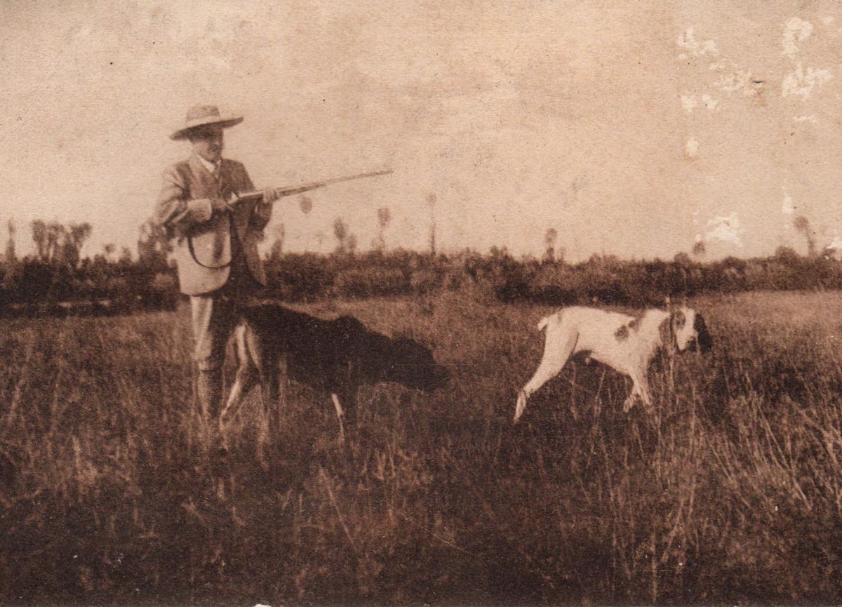 Cav. Francesco Silva dell'affisso di Regona con i bracchi italiani Couer e Faust A nel 1898